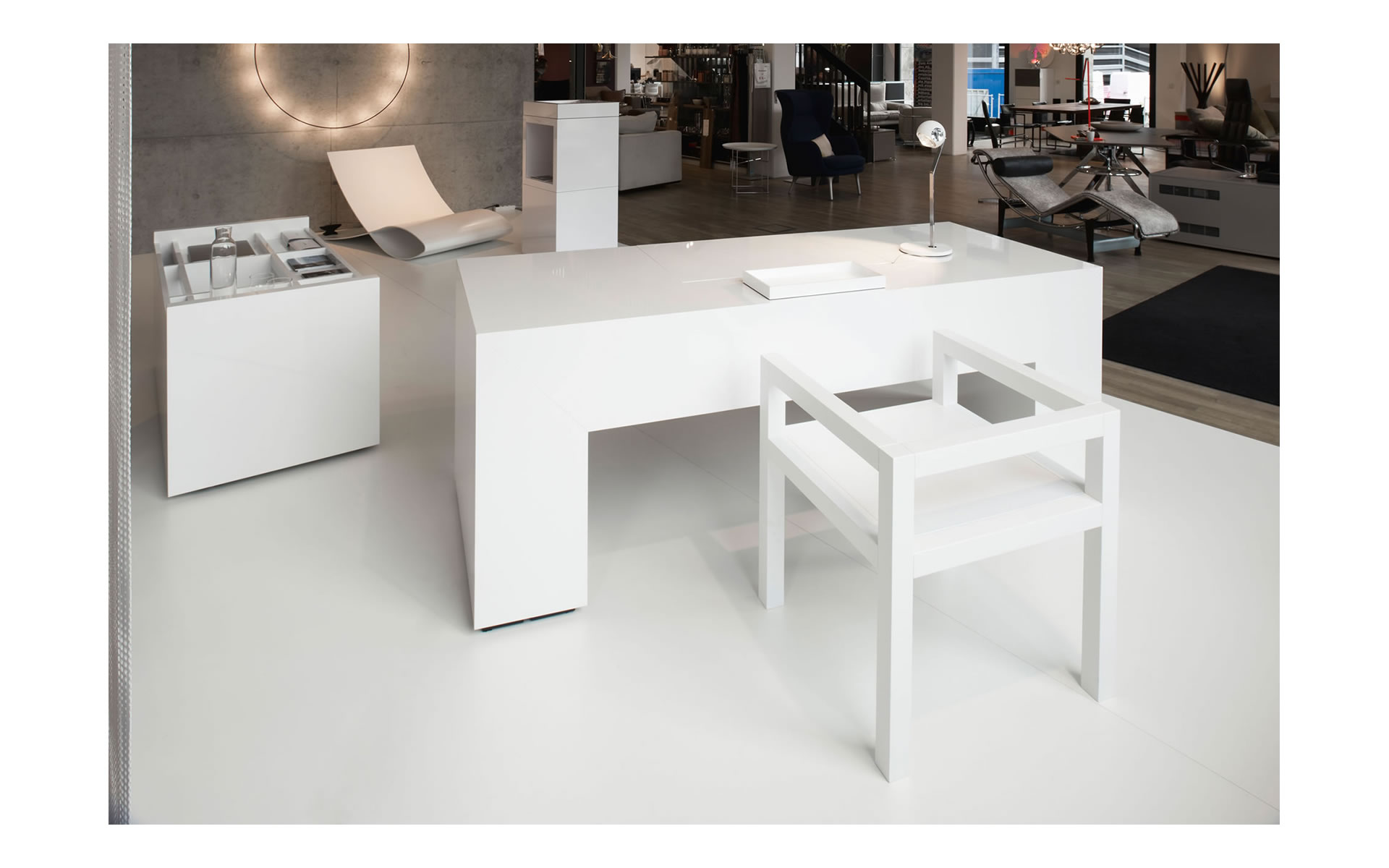Schreibtisch weiss besucherstuhl hochglanz lack modern container bsk nuernberg designmoebel